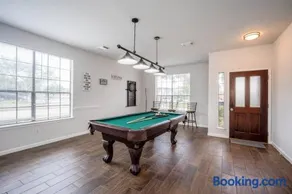 Fabulous & Stylish 4BR w Pool Table and Space to Chill - Image 1