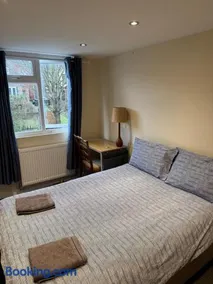Luton Town House Near AIRPORT - Image 2