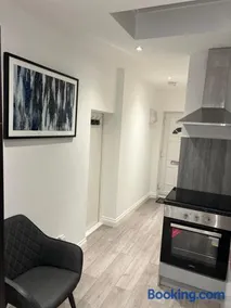 Modern Studio flat with free parking - Image 4