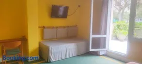 Habitación triple con bañera y terraza HOTEL SUITE MIOÑO - Image 5