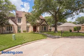 Spacious and quiet 4 bed 3 and a half bath home away from home in Katy Texas - Image 4