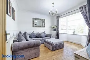 Luxury 5-Bedroom Home Sleeps 11 in Theydon Bois - Image 2