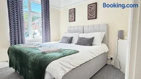 Quiet Cambridge 2-Bed near Girton, Parking, Workspace, Long Stays - Image 1