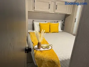 Cozy Stationary RV Getaway - Image 1