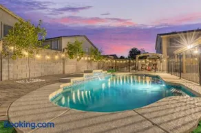 Cactus House 5BR Family Fun Hub - Image 1