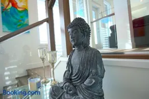 Designer Zen Villa, Premium Coquitlam Stay, Minutes to Transit - Image 2