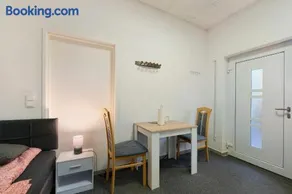 Cozy 2-bed Room With Kitchen W2 - Image 4
