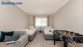 Waterfront, Renovated, Walk To Ettalong - Image 4