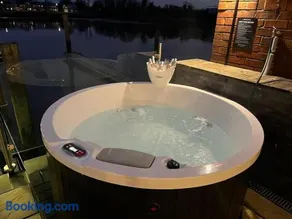 Rivers stays with hot tub - Image 5