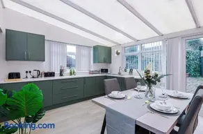 The Lyme Lounge - Elegant & Contemporary 3BR Home - Sleeps 7 with Parking & WiFi - Ideal for Business & Leisure Stays by Parydise Properties - Image 2