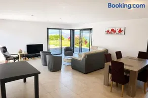 Spacious house with sea and mountain views - Image 1