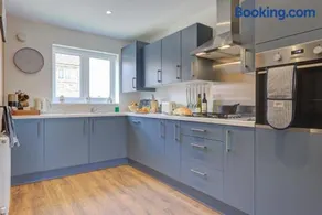 Marriott House sleeps 5 in Bourne with parking - Image 3