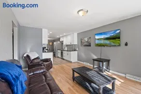Central Huge Duplex - Sleeps 16 - Image 1