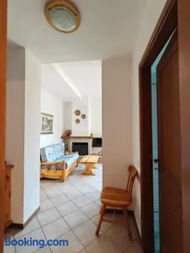 Flora Lakeview Apartment - Image 3