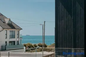 Relax in a luxury new 4-bed beachfront house - Image 1