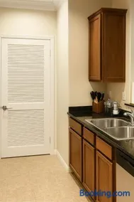 The Nest at 918 - Pool, Sauna, Laundry, Free Parking and No Cleaning Fee - Image 2