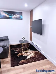 Elegant Modern Suite with Comfort & Privacy - Image 2