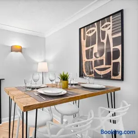 Stylish 2-Bed Apartment - Netflix, Garden & Free Parking 21E - Image 3