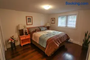 Grand Boulevard Retreat- quiet suite in North Vanc - Image 1