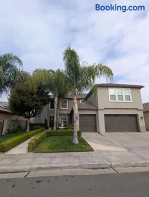 Spacious 5-bedroom 3-bath house in NW Fresno - Image 1