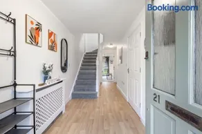 Luxury 5 Bed House - Free Parking - Perfect For Contractors & Families - Image 3