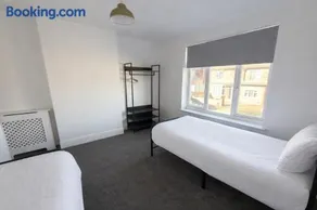 Central Peterborough Home, Garden, Parking, 2 Bed - Image 4