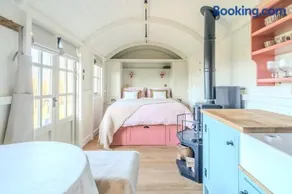 Red Robin Retreat - Image 2