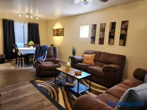 2-bed condo, cook-ready kitchen, and laundry, 5-8 minutes from University of Arizona and downtown Tucson - Image 1