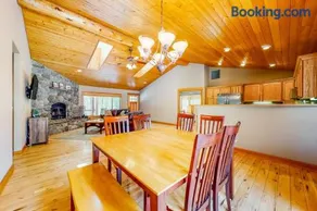 Dog-friendly home with central AC fireplace WiFi washer&dryer - Image 4