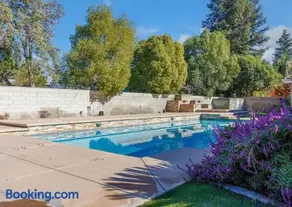 Large 4 Bdr 1 and half Baths with private Pool in Upscale Area - Image 4