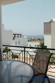 Chloraka Sea View Apt with Pool - Image 4