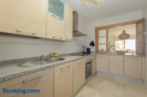 Modern and luxurious holiday home with sea views in Benahavís - Image 2