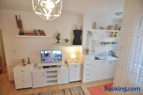 Charming studio near downtown - Image 1
