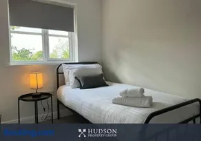 Spacious Townhouse with Garden - Image 4