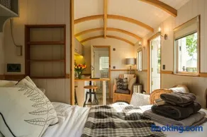 Piano Forte - delightful rural shepherd hut retreat & hot tub available - Image 1