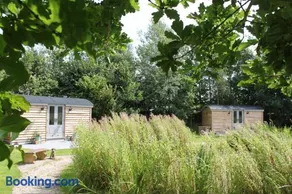 Luxury Shepherds Hut - The Sweet Pea by the lake - Image 3