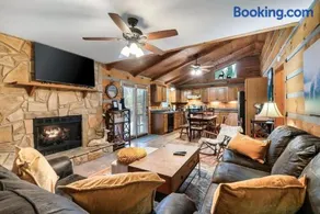 Tree House Tranquility Cabin Close to Dollywood - Image 3