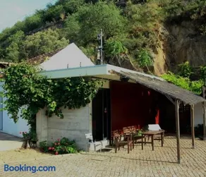 Douro Yacht Charter & Bungalows - Image 3