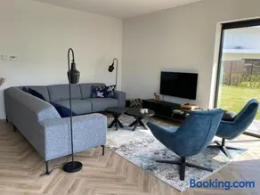 Villa With Spacious Garden And Electric Hot Tub - Image 2