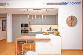 1BR Lilac Breeze - Chic Urban Retreat - Image 3