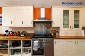 Spacious 4 Bedroom Maisonette in Central Matlock with River Views & Wi-Fi - Image 3