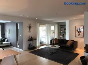 Beautiful central villa with free private parking - Image 3