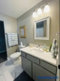 Modern 3-bedroom condo with gas fireplace - Image 2