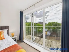Saxon Home by Signature Stays - Pool & Gym Access - Parking - Image 3