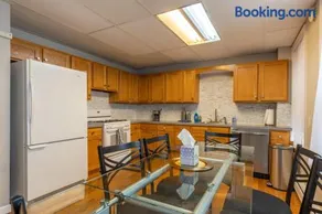 Central 3 Bed 1 Bath in Historic Building - Image 2