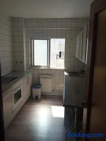 Acogedora habitación privada en piso familiar con baño compartido - Image 1