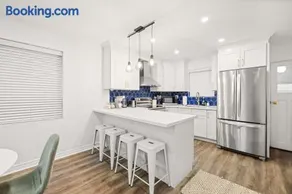 Stylish 3BR Urban Retreat near Christie sleeps 6 TO - Image 2