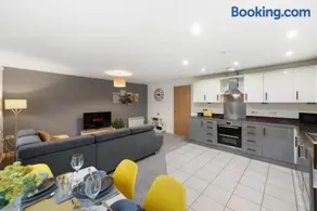 Deluxe 2-Bedroom Serviced Apartment with Free Parking - Image 2