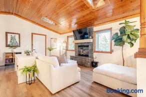Sleeps 10 Cozy Modern Cabin 4 bedroom 3 bath 2400 sq ft 3 story by lake - Image 3