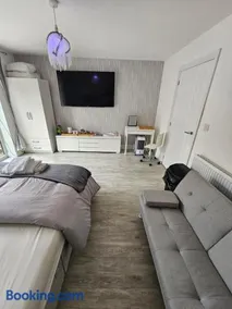 Bright spacious room in Manningtree - Image 5